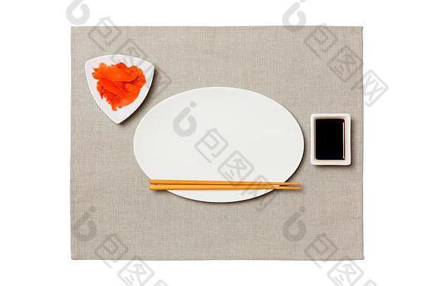 空椭圆形白色板筷子寿司姜我是酱汁灰色餐巾背景前视图复制空间设计