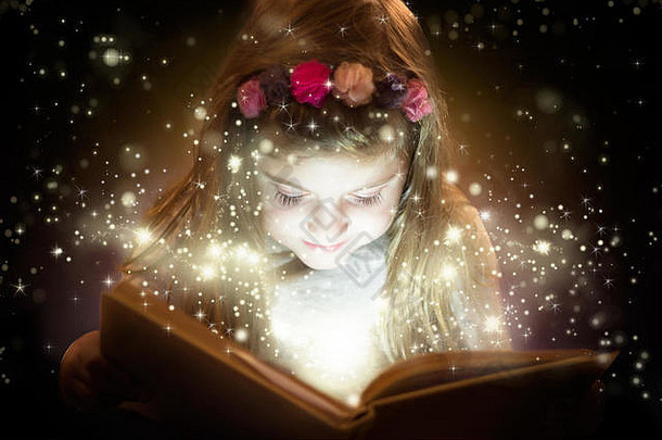 美丽的女孩阅读魔法书幻想概念