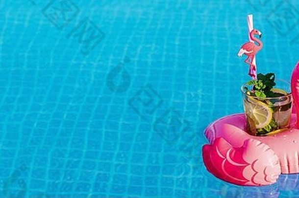 新鲜的coctail莫吉托充气粉红色的火烈鸟玩具游泳池假期概念