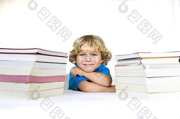 快乐孩子年坐着桌子上研究教科书表格白色背景