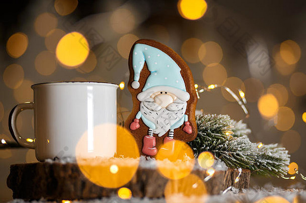 假期传统的食物面包店姜饼童话Gnome舒适的装饰加兰灯杯热咖啡
