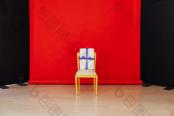 红色的黑色的背景房间金椅子礼物