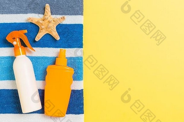 海滩平躺配件复制空间条纹蓝色的白色毛巾贝壳瓶<strong>防晒霜</strong>黄色的<strong>背景</strong>夏天假期浓缩的