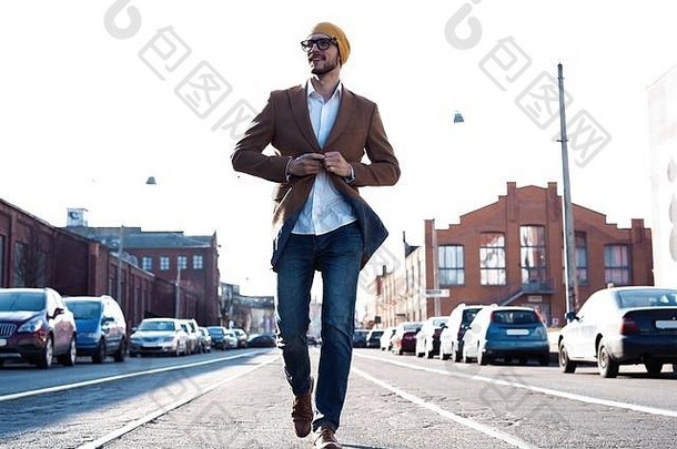 时尚男人。肖像年轻的男人。眼镜穿外套走街