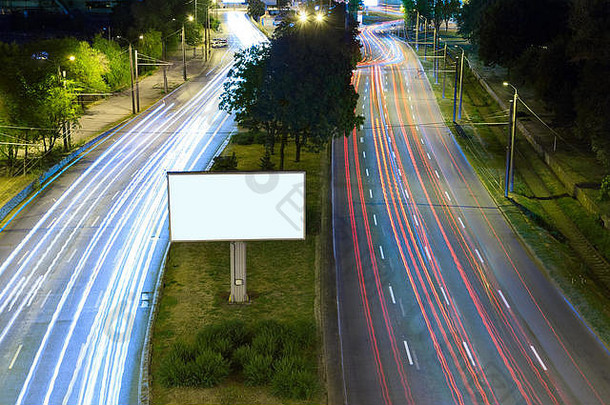广告牌晚上城市交通头灯晚上街