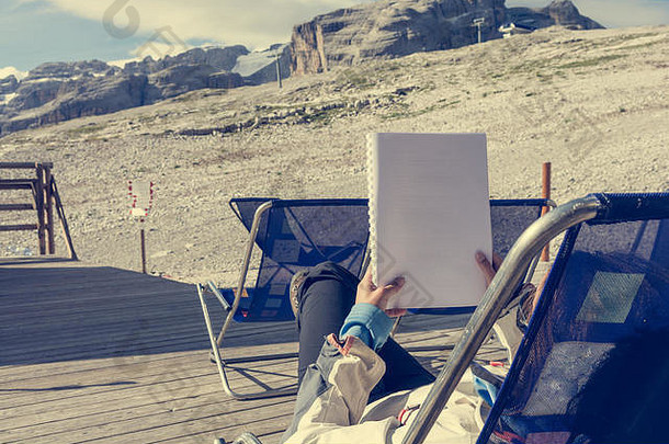 女阅读脚本山度假胜地