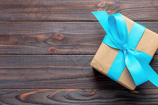 纸礼物盒子蓝色的丝带黑暗木背景前视图横幅复制空间设计