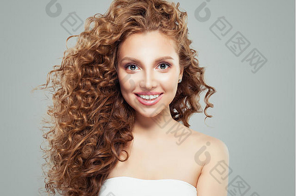 友好的红色头发的人女孩肖像快乐的女人长健康的卷曲的头发