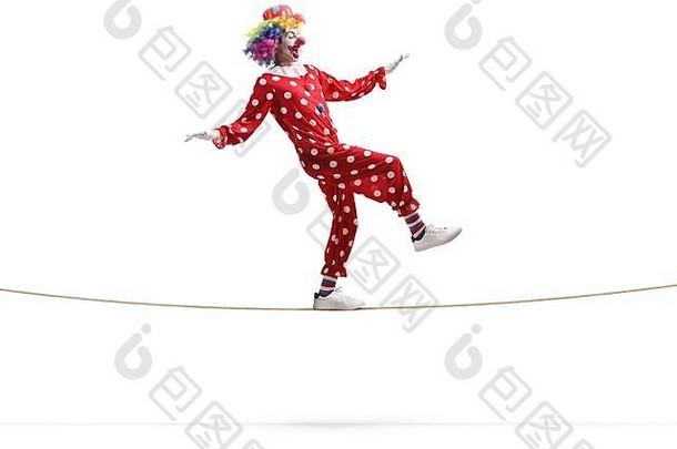 完整的长度配置文件拍摄小丑走绳子孤立的白色背景
