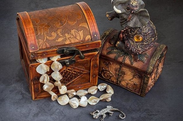 古董珠宝盒子钻石蜥蜴