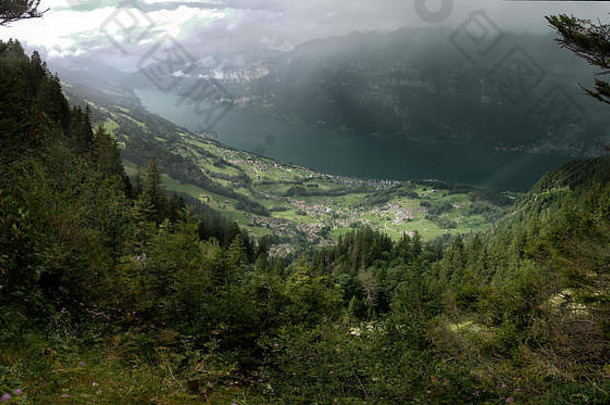 瓦伦湖拍摄弗伦瑟贝格狂风暴雨的天气瑞士阿尔卑斯山脉