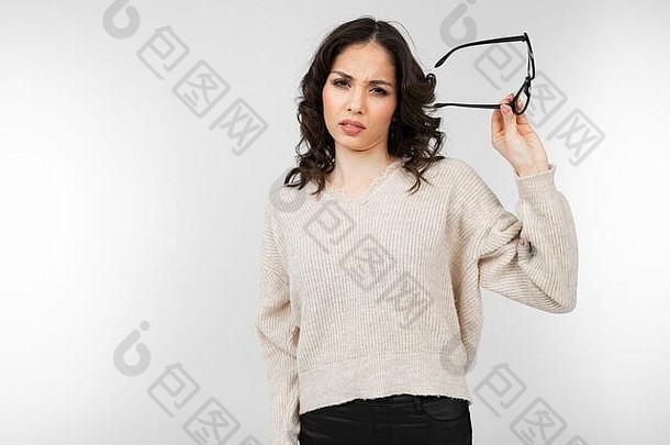 浅黑肤色的女人女人持有眼镜愿景手白色背景