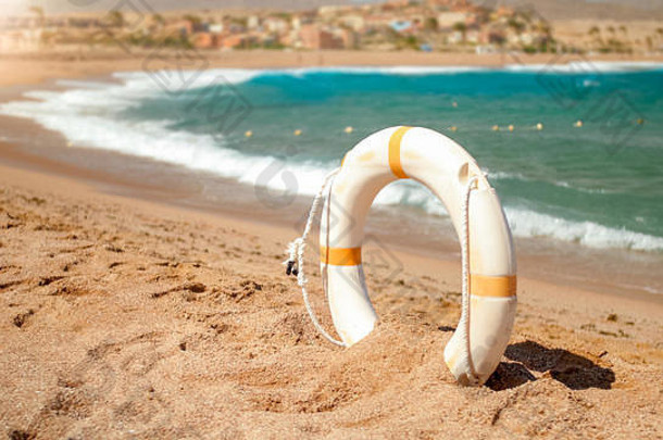 特写镜头图像白色塑料生活储蓄环海海滩明亮的阳光明媚的一天完美的拍摄说明夏天假期假期海洋