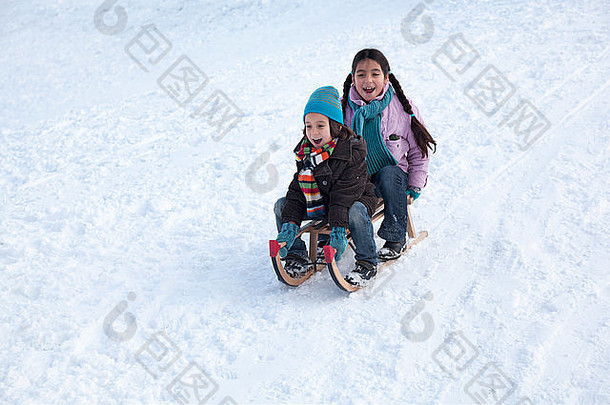 孩子们雪橇有趣的雪
