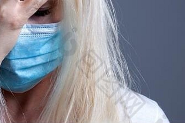 不开心女人穿脸面具交易病毒污染