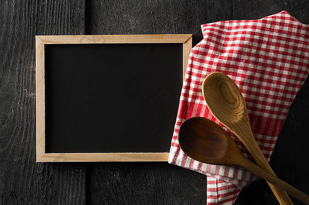 空白空黑色的黑板木烹饪勺子红色的网纹菜毛巾平躺黑色的木表格复制空间