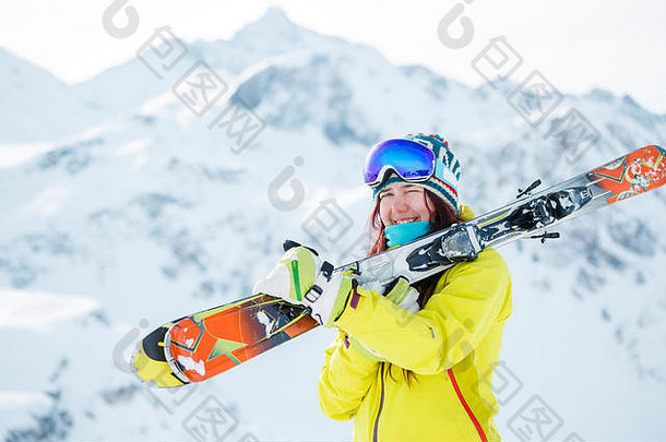 照片运动女人滑雪板肩膀背景雪山