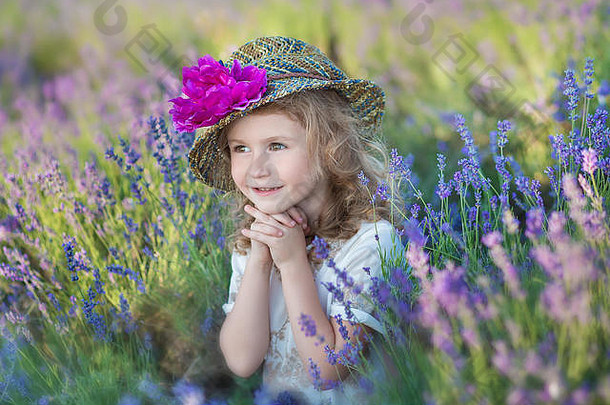 年轻的美丽的女孩走薰衣草场周末一天美妙的礼服帽子