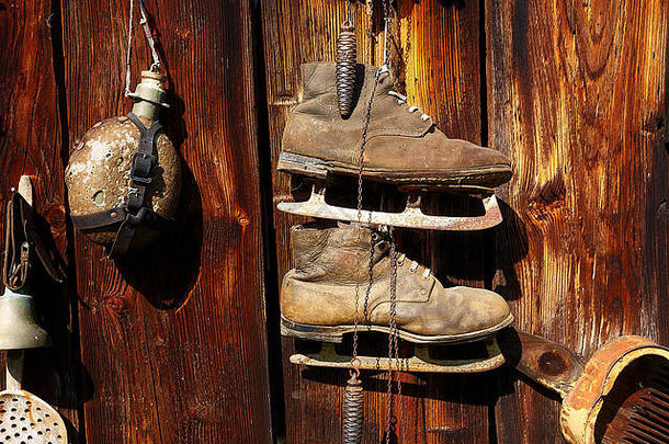 古董风格复古的对象装配木墙乡村风格溜冰鞋