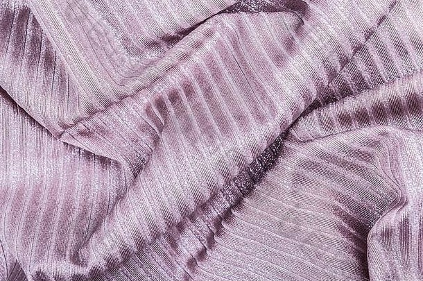 紫罗兰色的闪亮的条纹皱巴巴的织物摘要背景