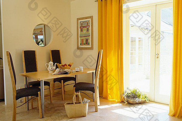 黄色的窗帘石灰石地板现代餐厅房间高背椅子简单的表格