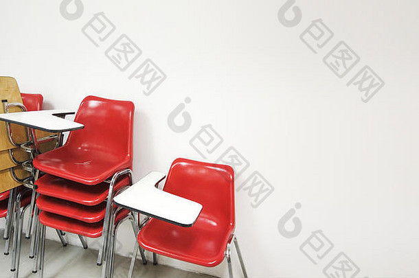 红色的塑料折叠椅子堆栈教室背景