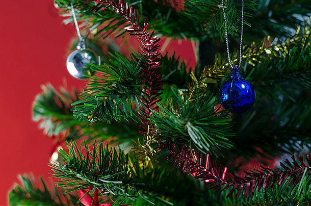 关闭蓝色的圣诞节球树红色的背景