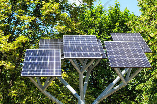 太阳能面板站绿色树叶城市公园光伏模块可持续发展的可再生能源源