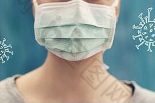 年轻的女人医疗脸保护面具在室内蓝色的背景