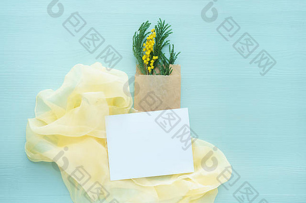 含羞草早午餐卡夫<strong>信封袋</strong>蓝色的背景黄色的丝绸白色空白卡文本