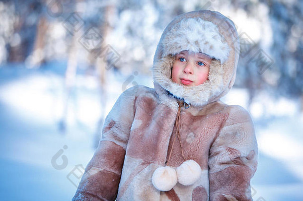 肖像男孩玩在户外冬天森林