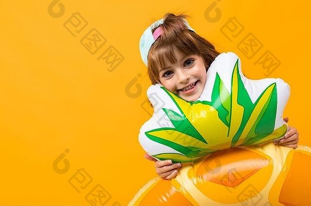 快乐<strong>女孩</strong>棒球帽泳衣菠萝橡胶环橙色背景