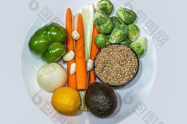 成分蔬菜汤包括小扁豆布鲁塞尔发芽胡萝卜芹菜大蒜绿色纸洋葱柠檬鳄梨白色板
