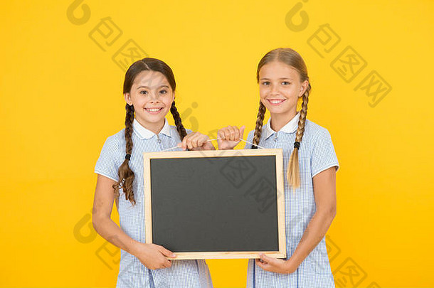 新鲜的学校信息复制空间学校新闻真正的信息女孩持有写作表面黄色的背景孩子们黑板写作信息空白董事会信息