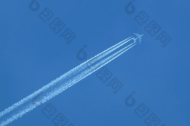 大飞机引擎乘客超音速飞机飞行高清晰的万里无云的蓝色的天空离开长白色跟踪