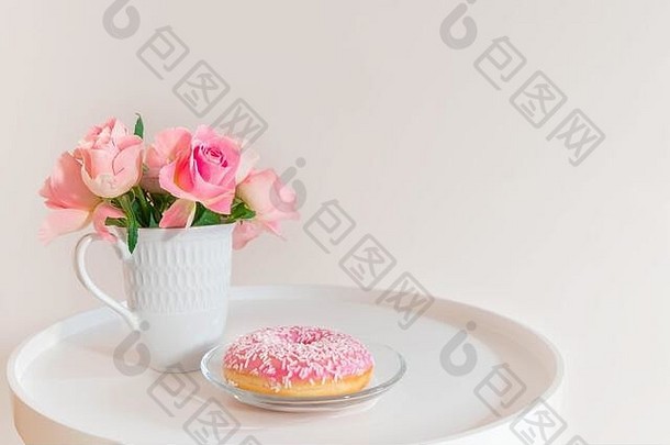 柔和的粉红色的玫瑰白色杯粉红色的甜甜圈白色咖啡表格