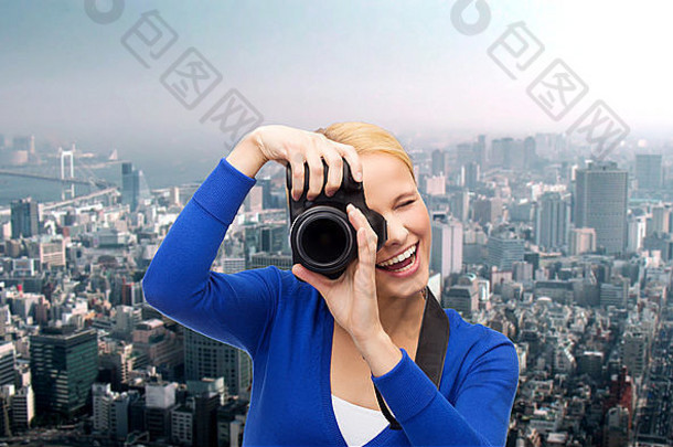 微笑女人采取图片数字相机