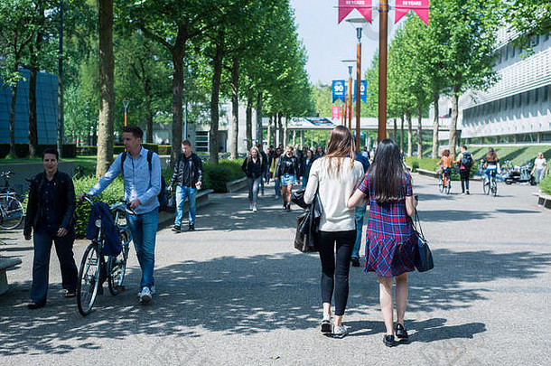图片理由蒂尔堡大学荷兰显示人走骑<strong>自行车</strong>大学校园
