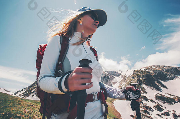 女人旅行者背包徒步旅行山旅行生活方式成功概念冒险活跃的夏天假期户外<strong>登山</strong>体育运动