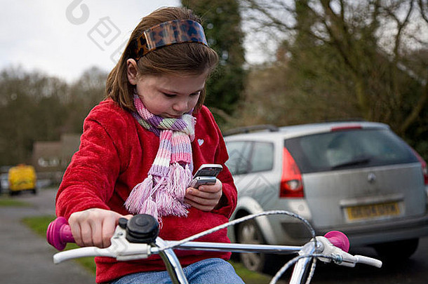 年轻的有关女孩发短信拨号数量移动电话