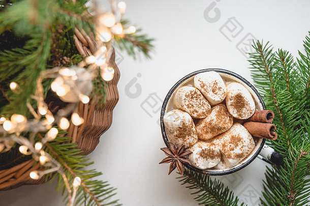 冬天气候变暖杯子巧克力棉花糖窗台上圣诞节树装饰加兰篮子圣诞节食物