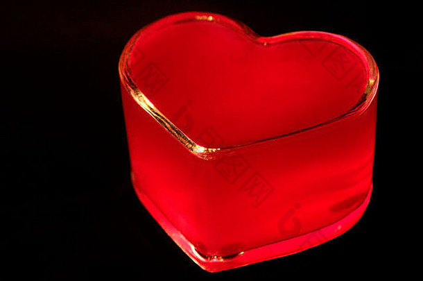 心形状的玻璃碗填满红色的流体