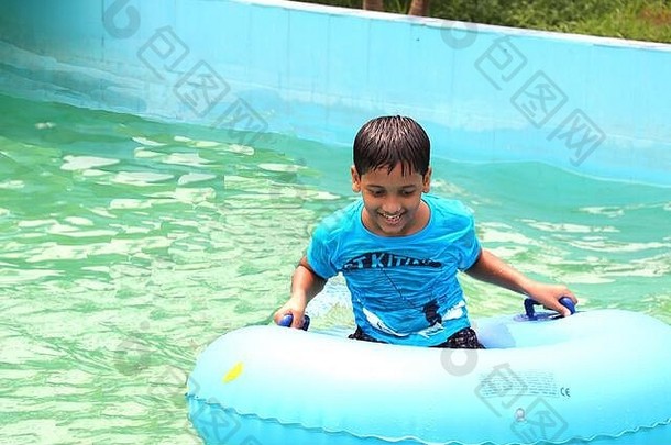 学校男孩享受游泳池水假期时间令人愉快的游泳时刻童年