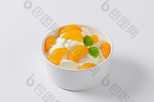 碗去皮片橘子酸奶白色背景