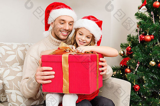 微笑父亲女儿开放礼物盒子