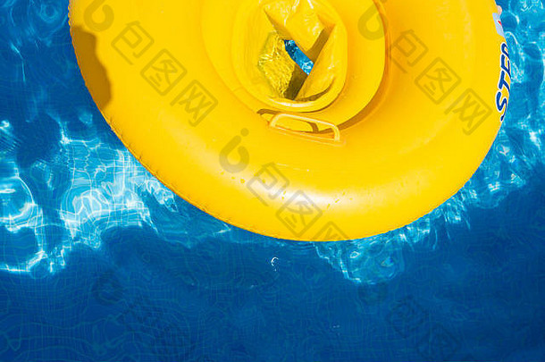黄色的橡胶环浮动池反射水