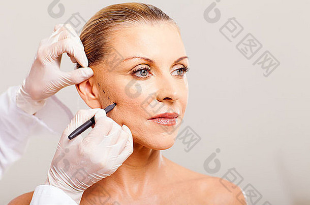 化妆品外科医生画行高级女人脸塑料手术关闭
