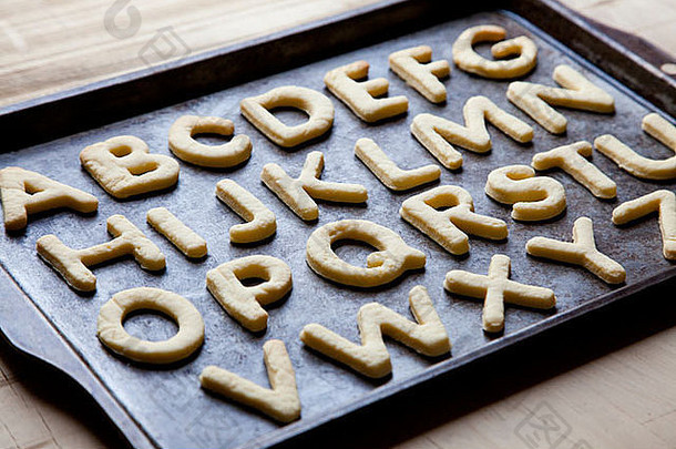 字母信形状的饼干烘焙托盘