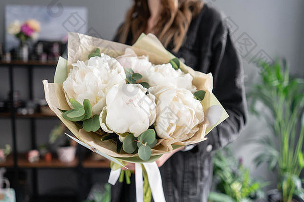 白色牡丹女士手美丽的新鲜的牡丹花目录在线商店花商店概念花交付