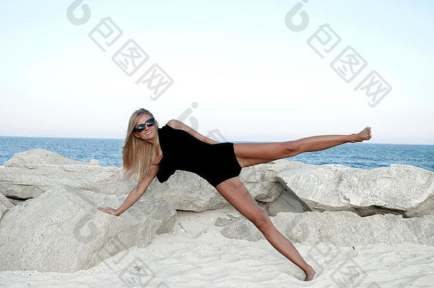 美丽的女孩黑色的泳衣海滩<strong>健身</strong>瑜伽